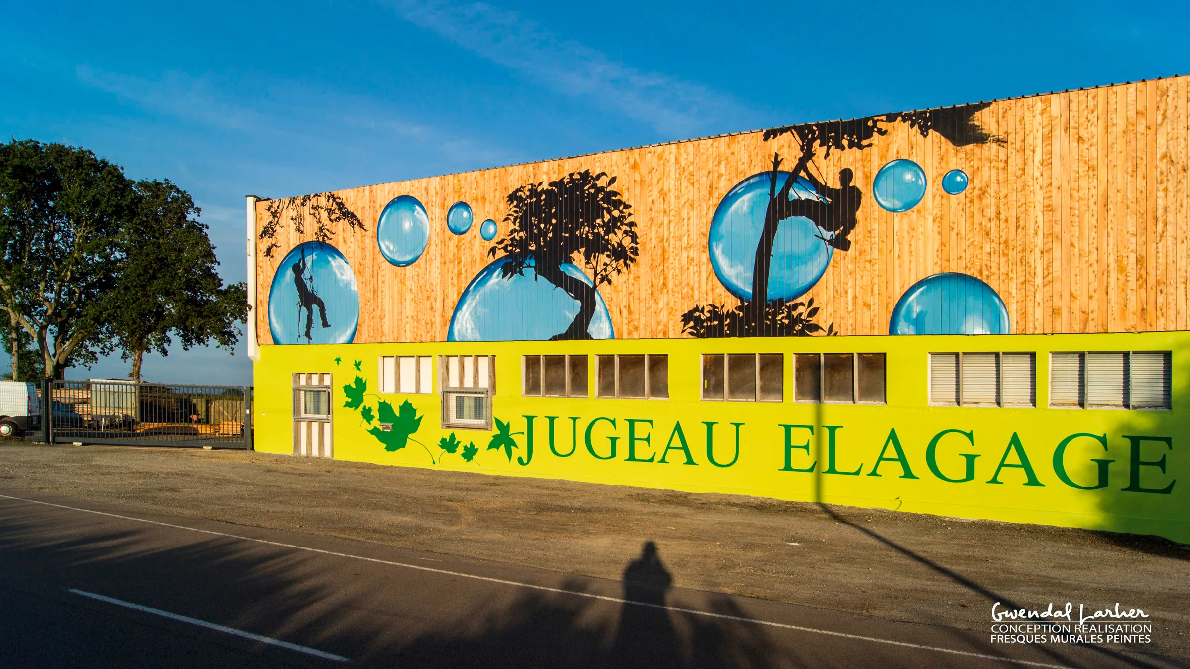 Fresque murale monumentale achevée, décoration façade extérieure d'entreprise à Morlaix